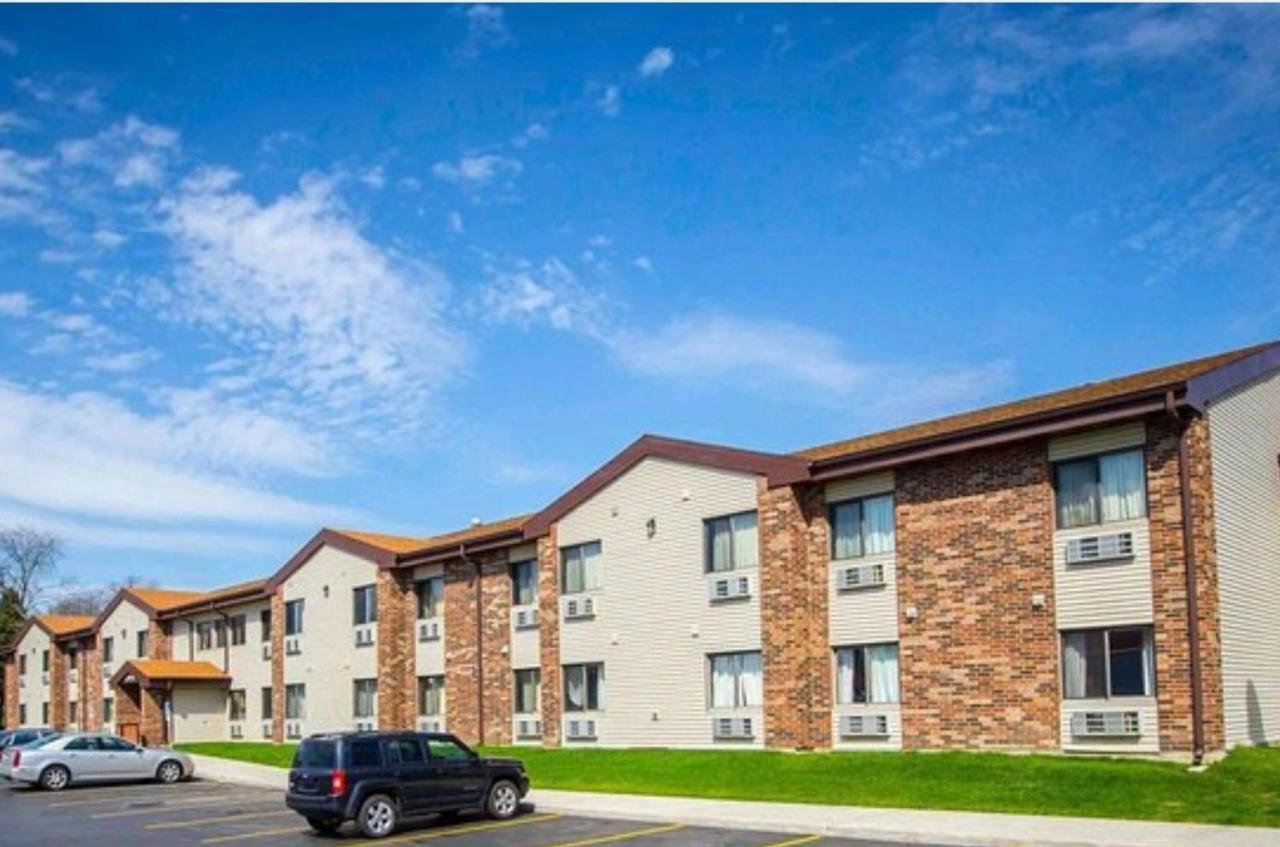 Baymont By Wyndham Joliet Hotel Bagian luar foto